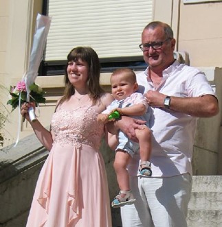 Une image contenant personne, habits, sourire, mariage

Description g�n�r�e automatiquement