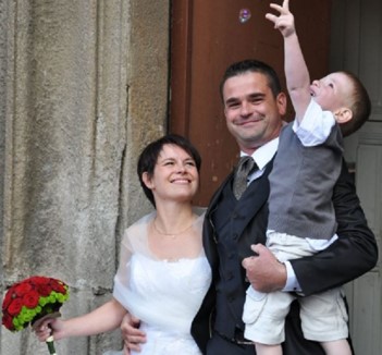 Une image contenant personne, mari�e, habits, robe de mari�e

Description g�n�r�e automatiquement