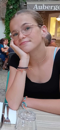 Une image contenant personne, Visage humain, habits, sourire

Description g�n�r�e automatiquement