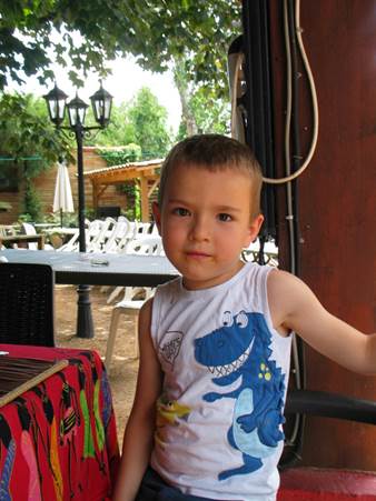 Une image contenant jeune enfant, Visage humain, habits, personne

Description g�n�r�e automatiquement