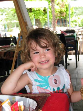 Une image contenant personne, habits, Visage humain, jeune enfant

Description g�n�r�e automatiquement